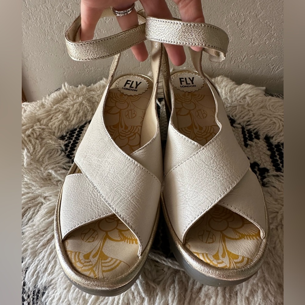 Fly London Cream/Gold Leather Comfort Sandals Versatile Shoe Size 8.5
